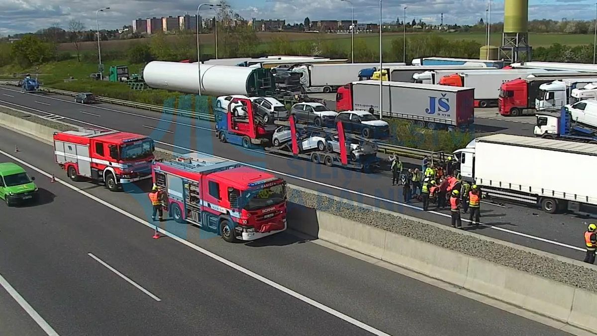 Dálnici D11 u Prahy zablokovala nehoda kamionů